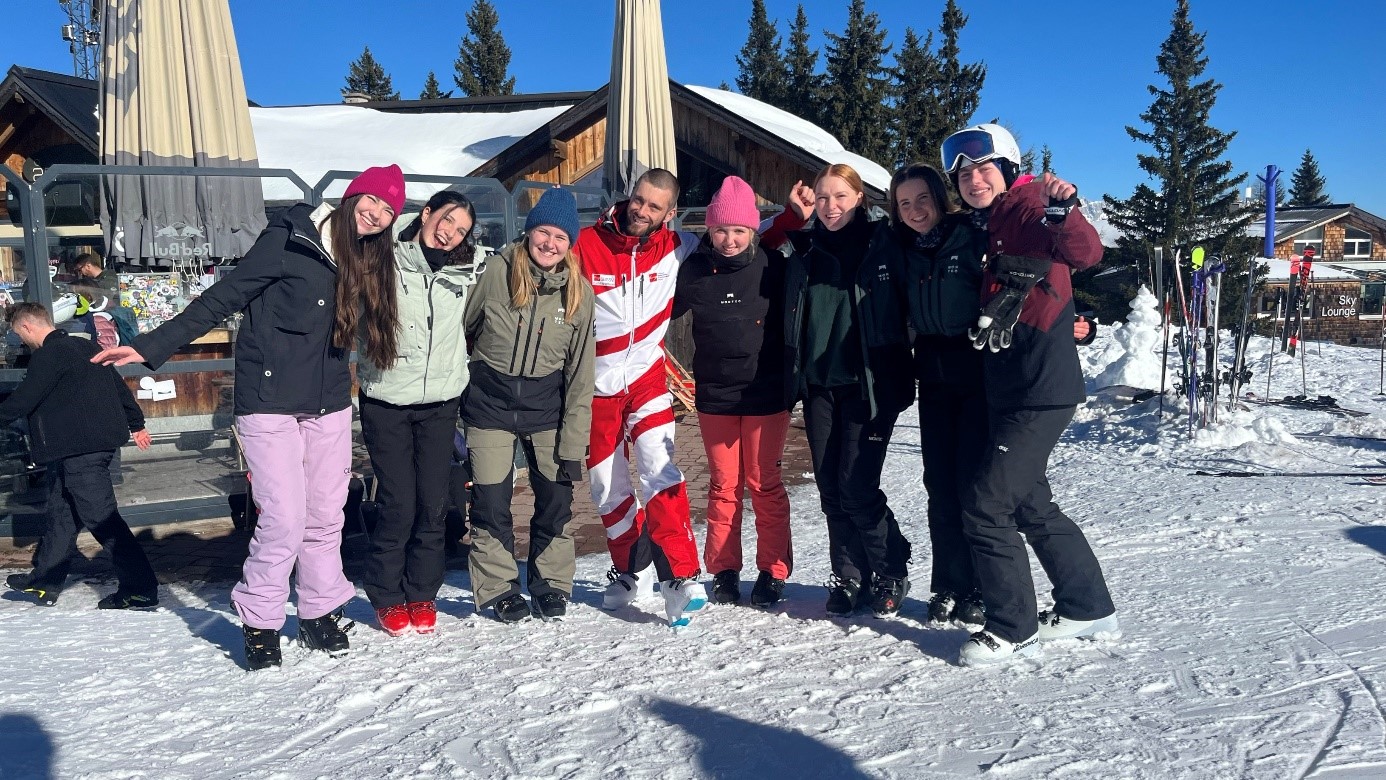 Gratulation an die frischgebackenen Skilehrerinnen aus dem Elisabethinum