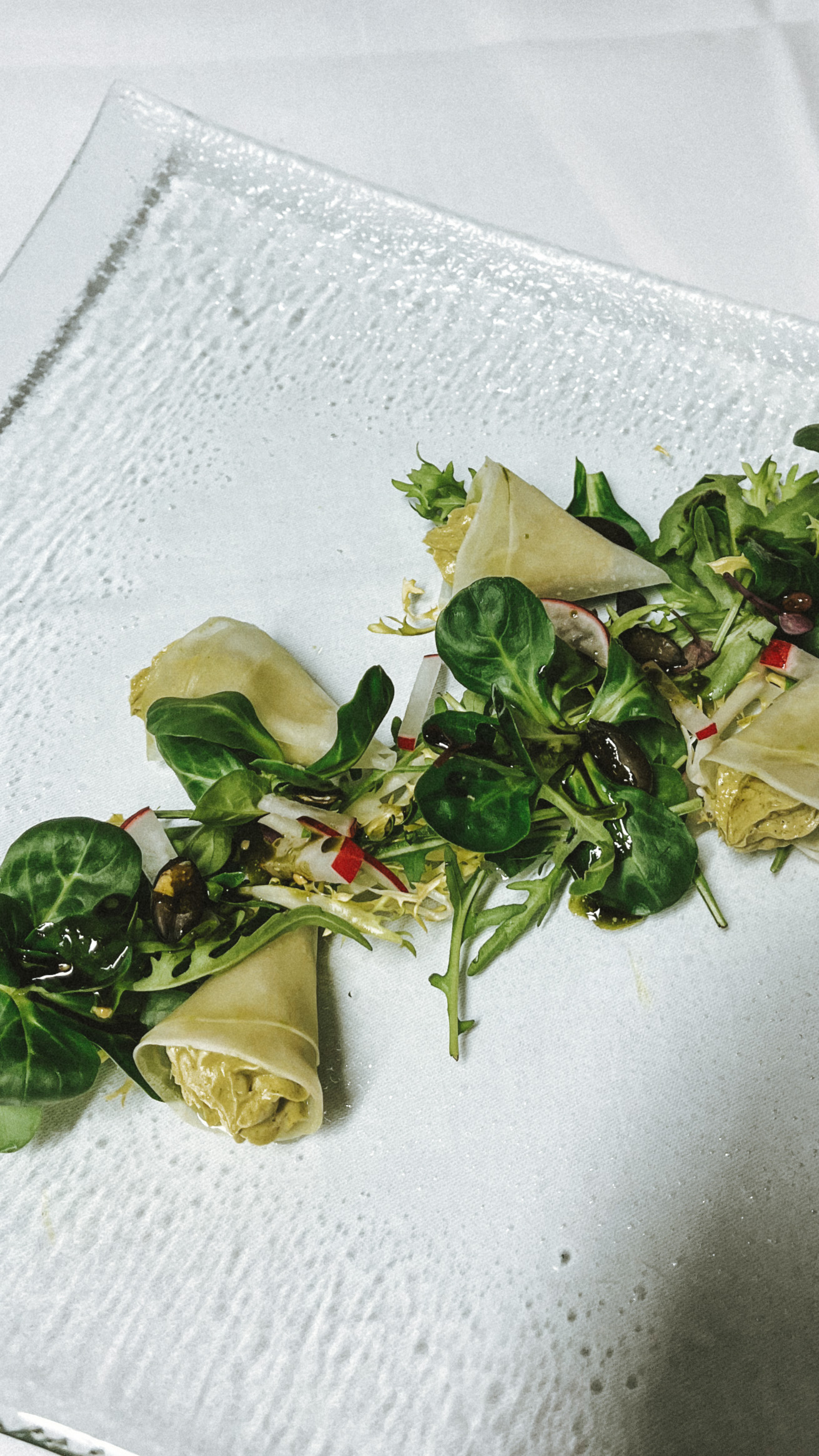 Kohlrabi mit Kürbiskerncreme an Salatvariation