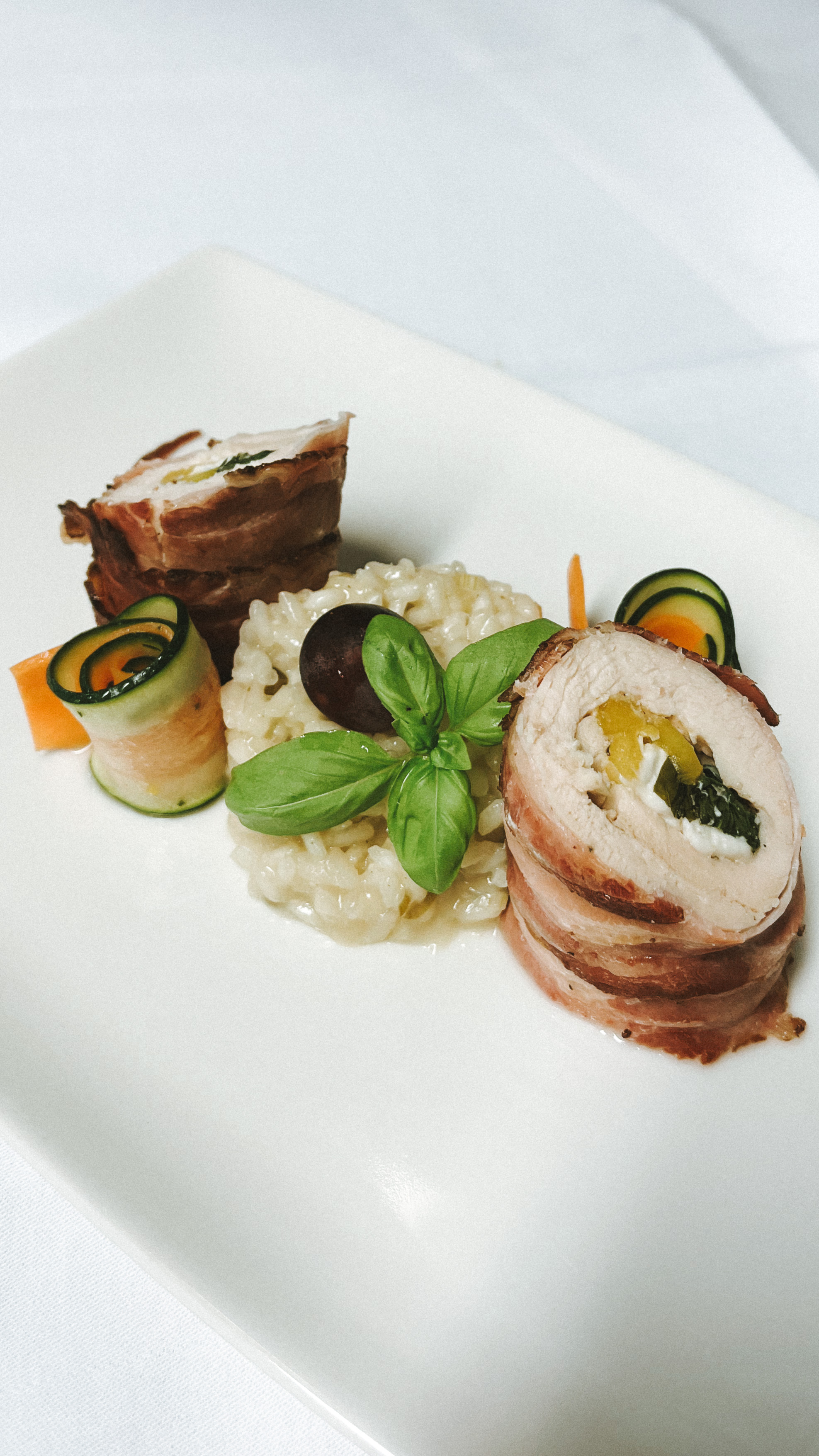 Gebratene Roulade vom Hühnerfilet mit Mango-Schafskäsefülle, Weißweinrisotto und Gemüsegarnitur