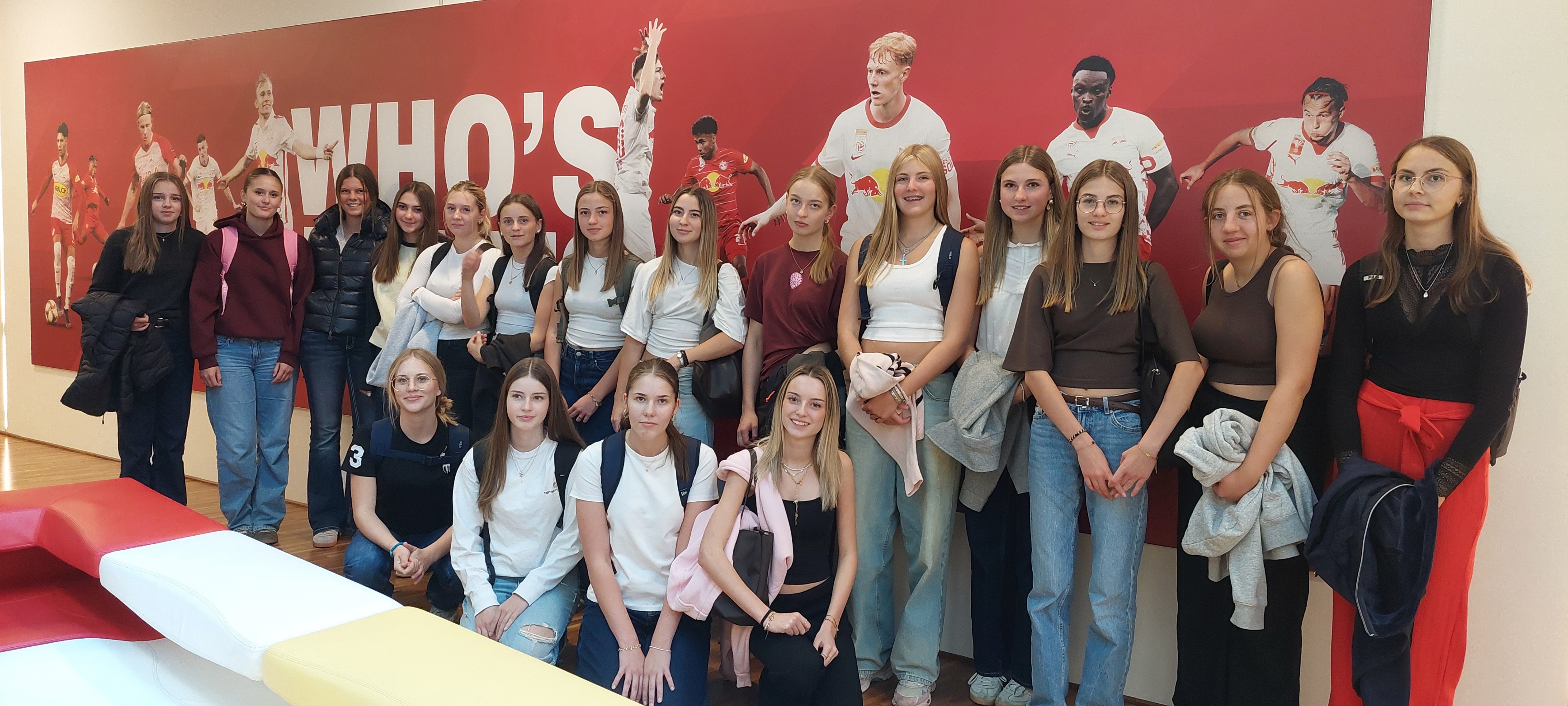 Schülerinnen des Elisabethinums zu Besuch bei der Red Bull Akademie in Salzburg